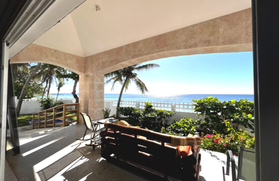 CASA DE  5 HABITACIONES PRIMERA LÍNEA DE PLAYA EN JUAN DOLIO