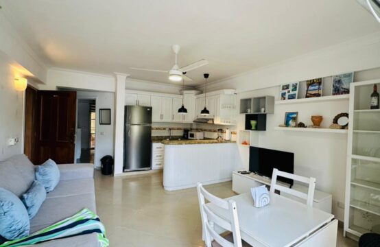 APARTAMENTO EN SEGUNDO NIVEL, VISTA PARCIAL MAR Y PISCINA, EN RESIDENCIAL PRIVADO BOCA CHICA